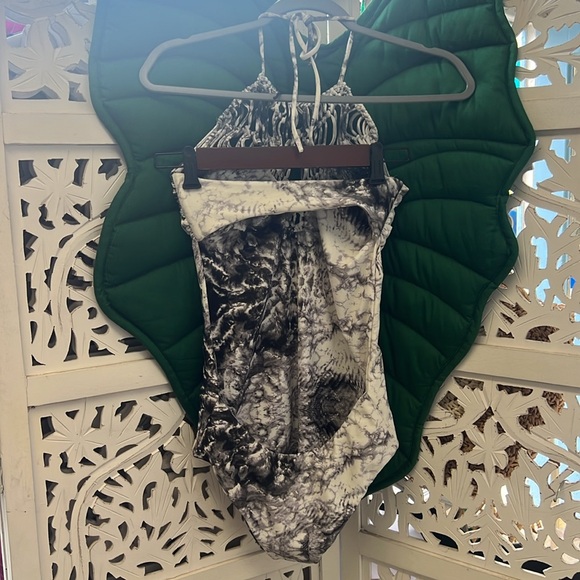 Mikoh crochet high neck halter one piece swimsuit. XL. Grey marble tie dye. - Picture 5 of 8